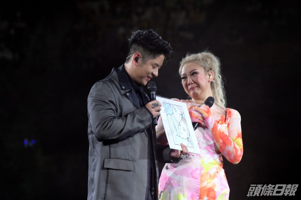 Alfred向欣宜送上特別版黑膠唱片。